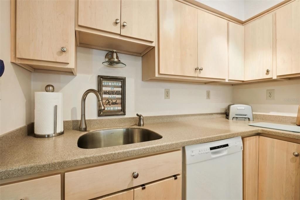 For Sale: $249,000 (2 beds, 1 baths, 825 Square Feet)