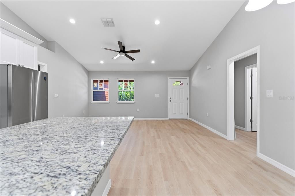 待售: $305,000 (3 贝兹, 2 浴室, 1352 平方英尺)