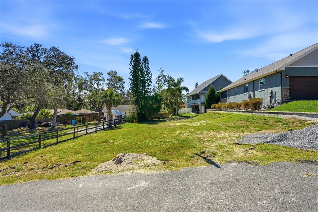 На продажу: $155,000 (0.16 acres)