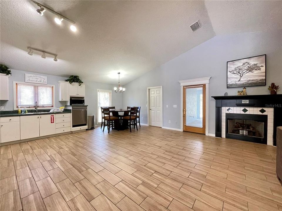 For Rent: $2,600 (4 beds, 2 baths, 2489 Square Feet)