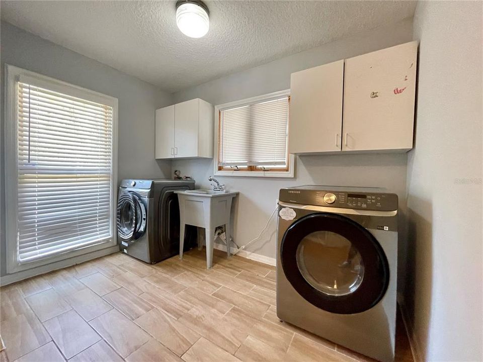 For Rent: $2,600 (4 beds, 2 baths, 2489 Square Feet)