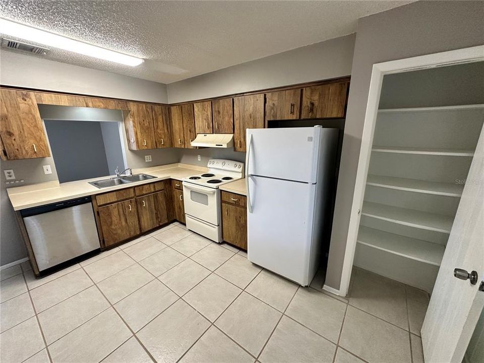 For Rent: $1,395 (3 beds, 2 baths, 800 Square Feet)