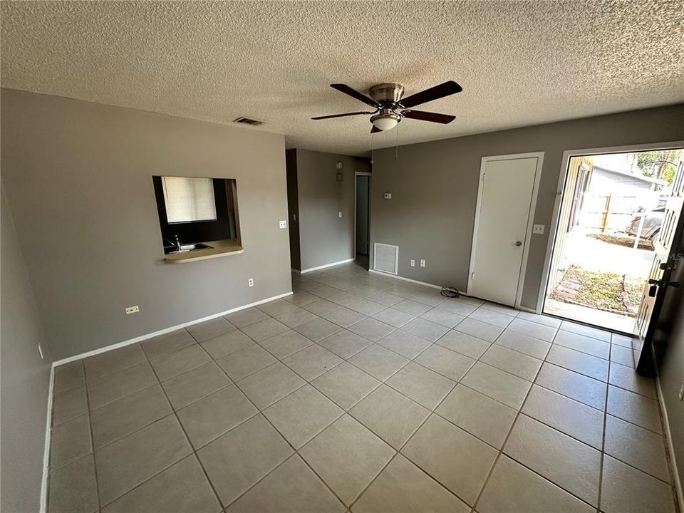 For Rent: $1,395 (3 beds, 2 baths, 800 Square Feet)