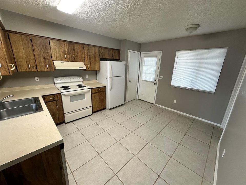 For Rent: $1,395 (3 beds, 2 baths, 800 Square Feet)