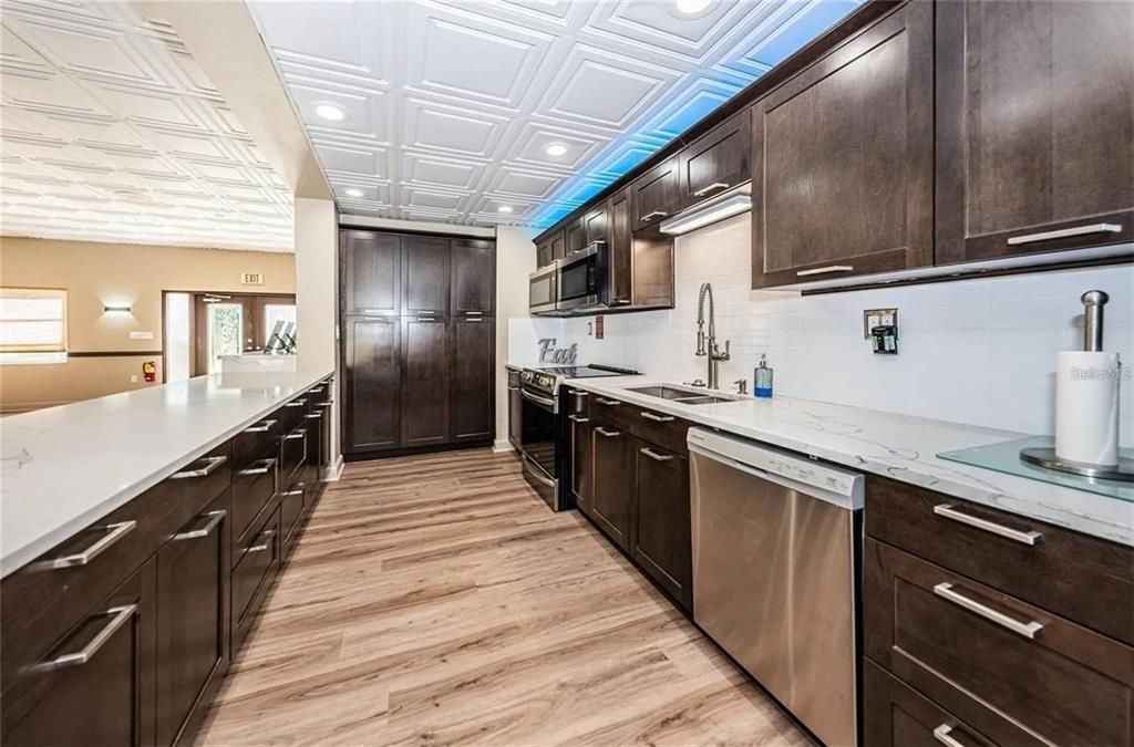 Под контрактом: $129,900 (2 спален, 2 ванн, 920 Квадратных фут)