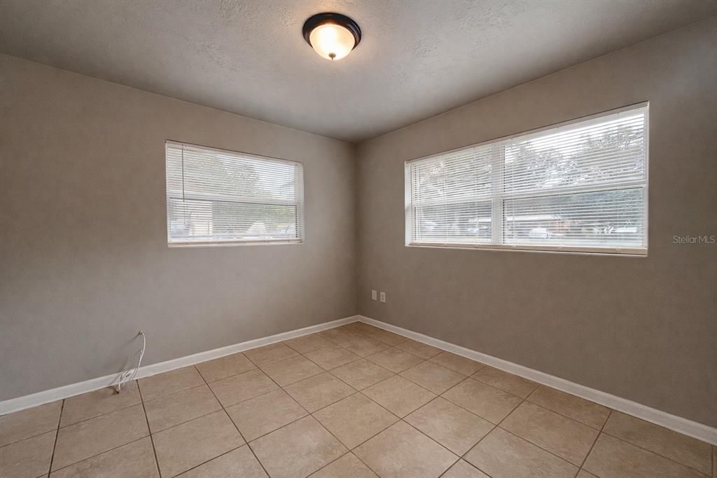 Activo con contrato: $179,900 (3 camas, 1 baños, 936 Pies cuadrados)