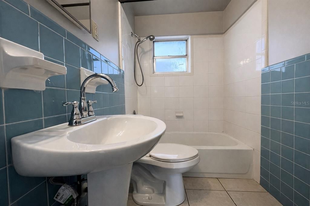 Activo con contrato: $179,900 (3 camas, 1 baños, 936 Pies cuadrados)