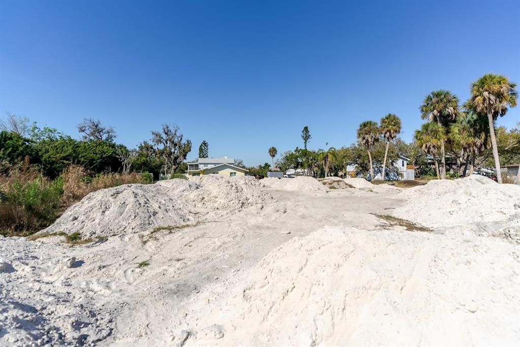 На продажу: $260,000 (0.52 acres)