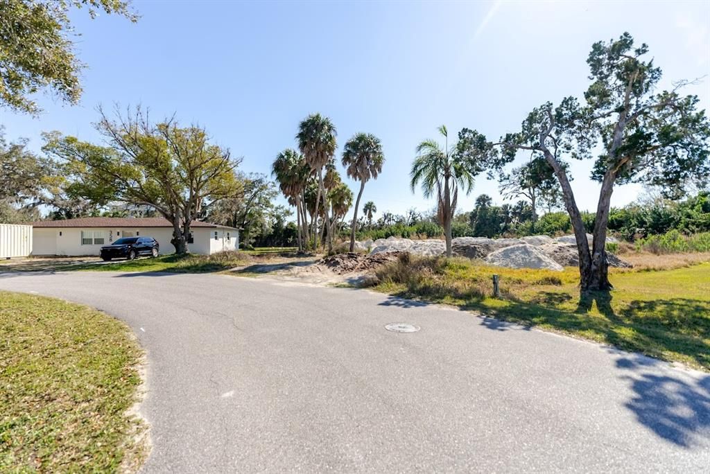 На продажу: $260,000 (0.52 acres)