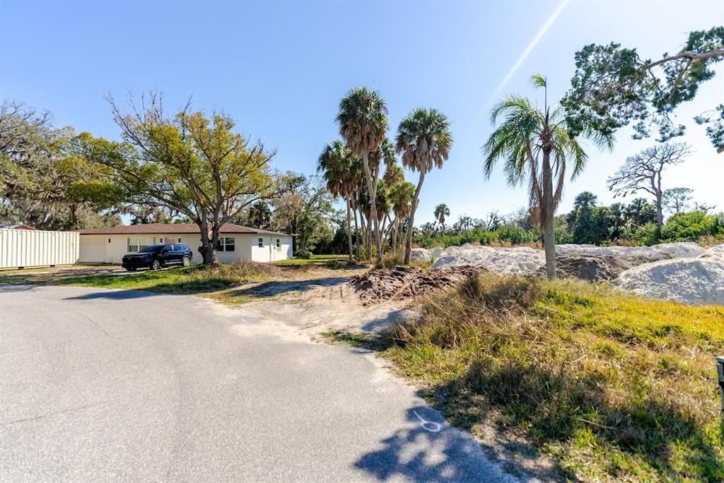 На продажу: $260,000 (0.52 acres)