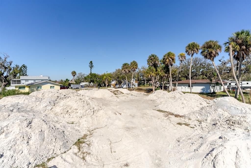 На продажу: $260,000 (0.52 acres)