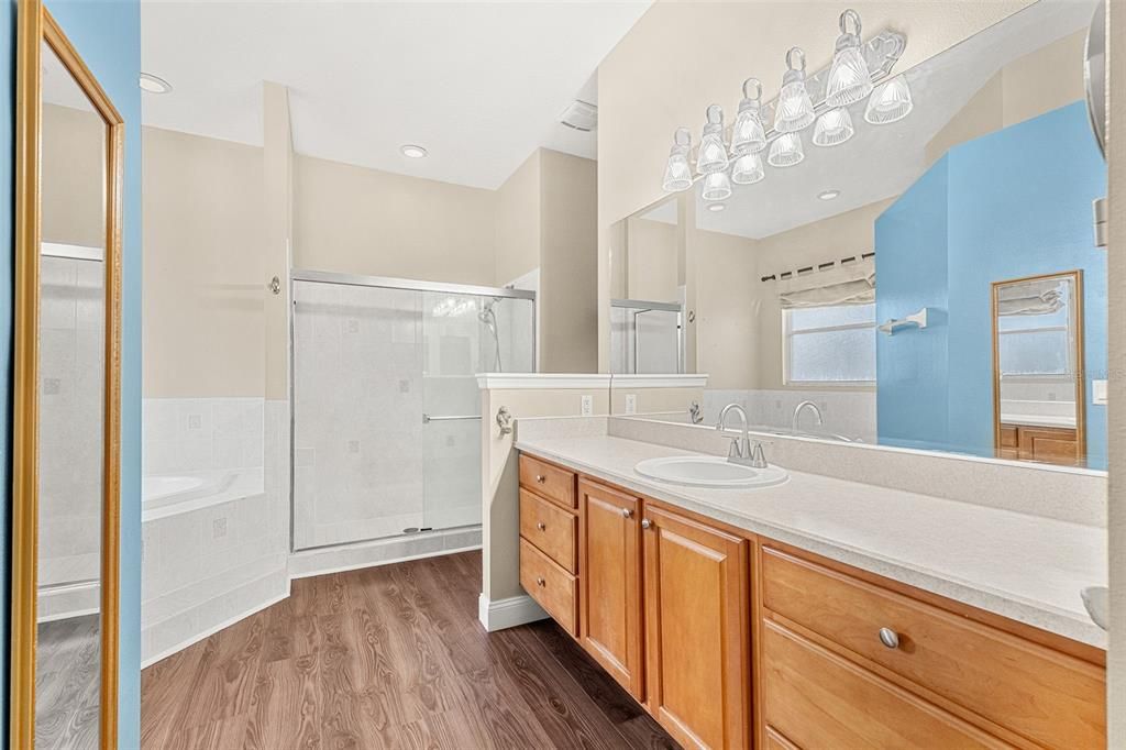 Под контрактом: $399,999 (4 спален, 2 ванн, 2062 Квадратных фут)