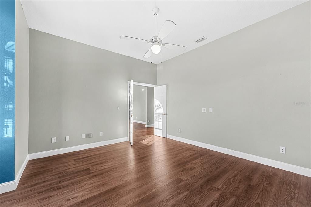 Под контрактом: $399,999 (4 спален, 2 ванн, 2062 Квадратных фут)