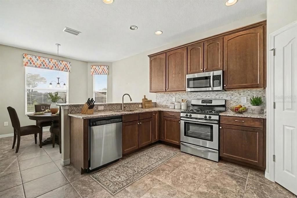 Activo con contrato: $350,000 (3 camas, 2 baños, 2256 Pies cuadrados)