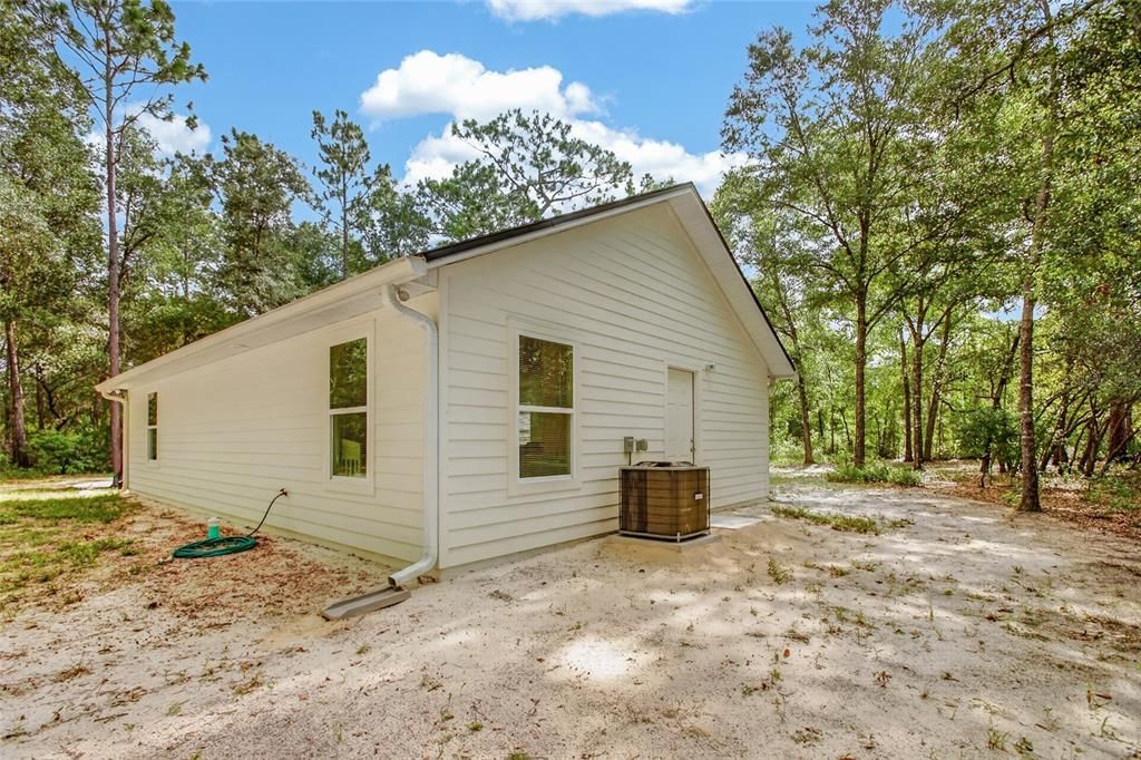 For Sale: $189,900 (1 beds, 1 baths, 898 Square Feet)
