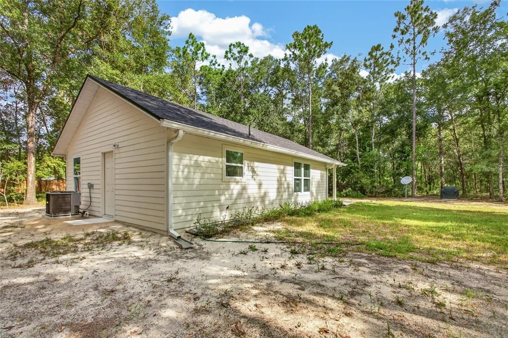 For Sale: $189,900 (1 beds, 1 baths, 898 Square Feet)
