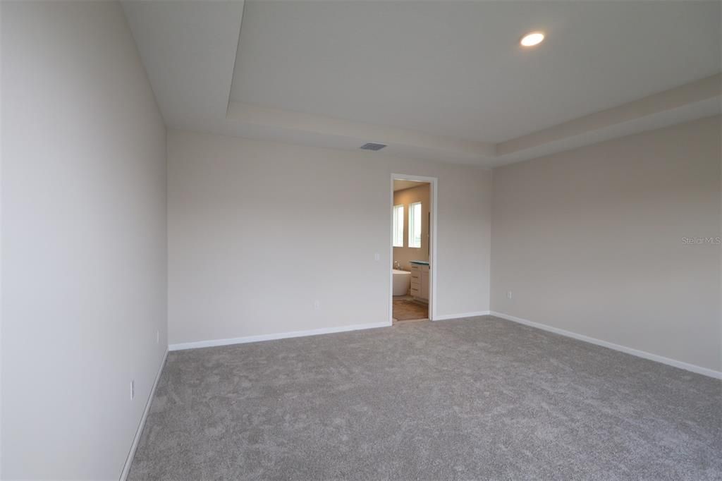 Activo con contrato: $889,990 (4 camas, 3 baños, 4251 Pies cuadrados)