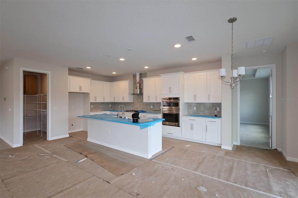 Activo con contrato: $889,990 (4 camas, 3 baños, 4251 Pies cuadrados)
