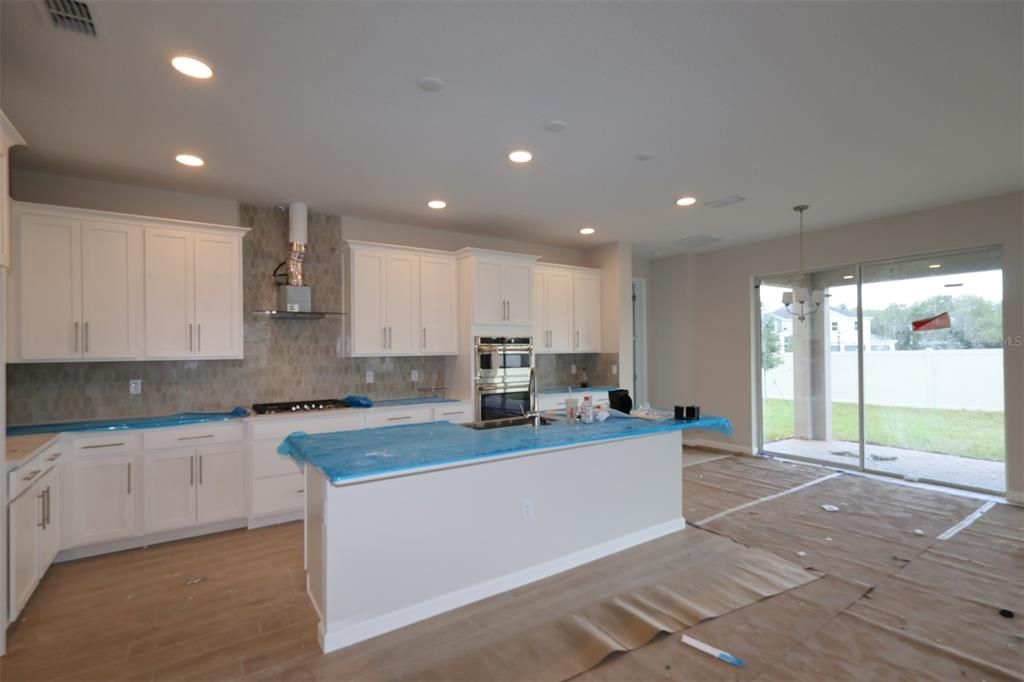 Activo con contrato: $889,990 (4 camas, 3 baños, 4251 Pies cuadrados)