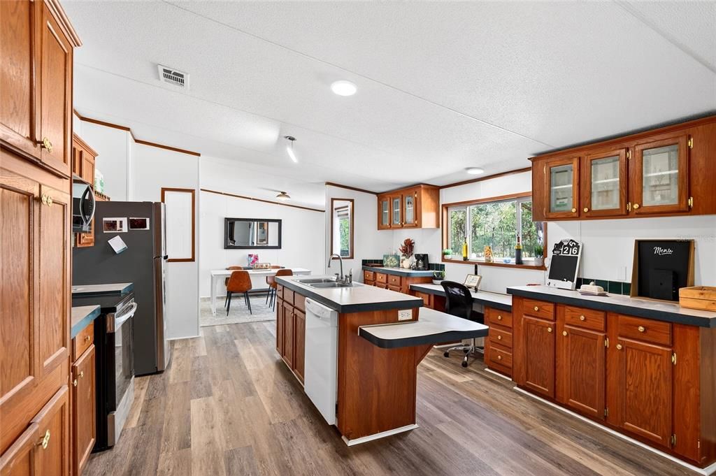 На продажу: $699,900 (5 спален, 3 ванн, 2280 Квадратных фут)