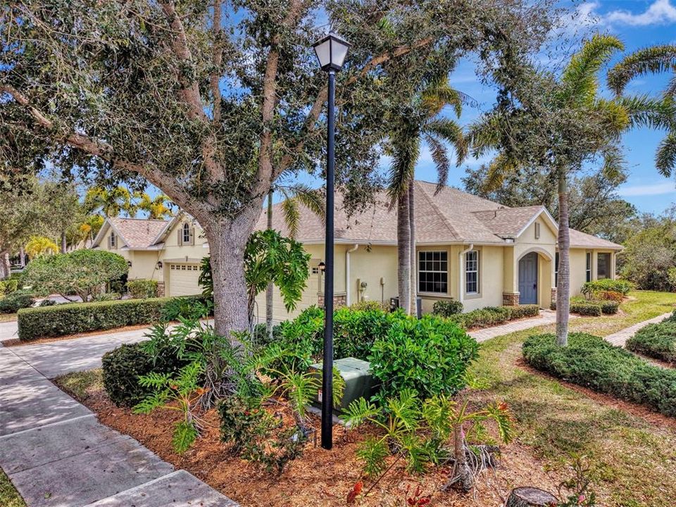 Active With Contract: $319,000 (2 beds, 2 baths, 1366 Square Feet)