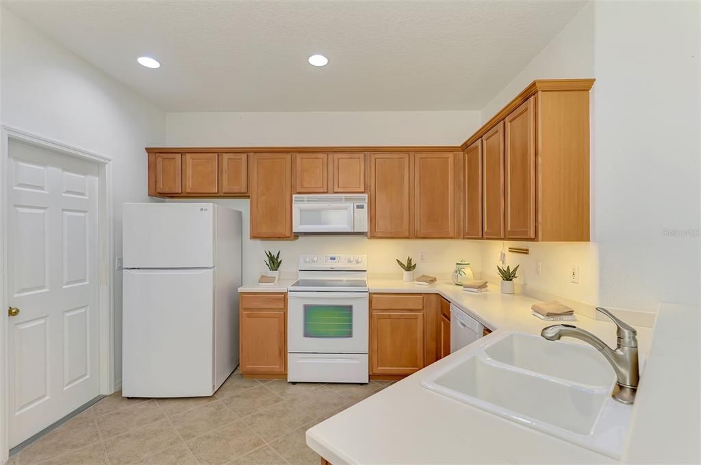 Active With Contract: $319,000 (2 beds, 2 baths, 1366 Square Feet)