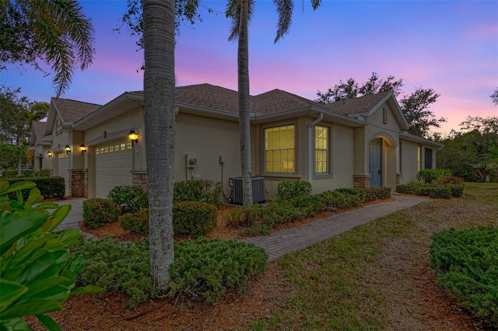 Active With Contract: $319,000 (2 beds, 2 baths, 1366 Square Feet)