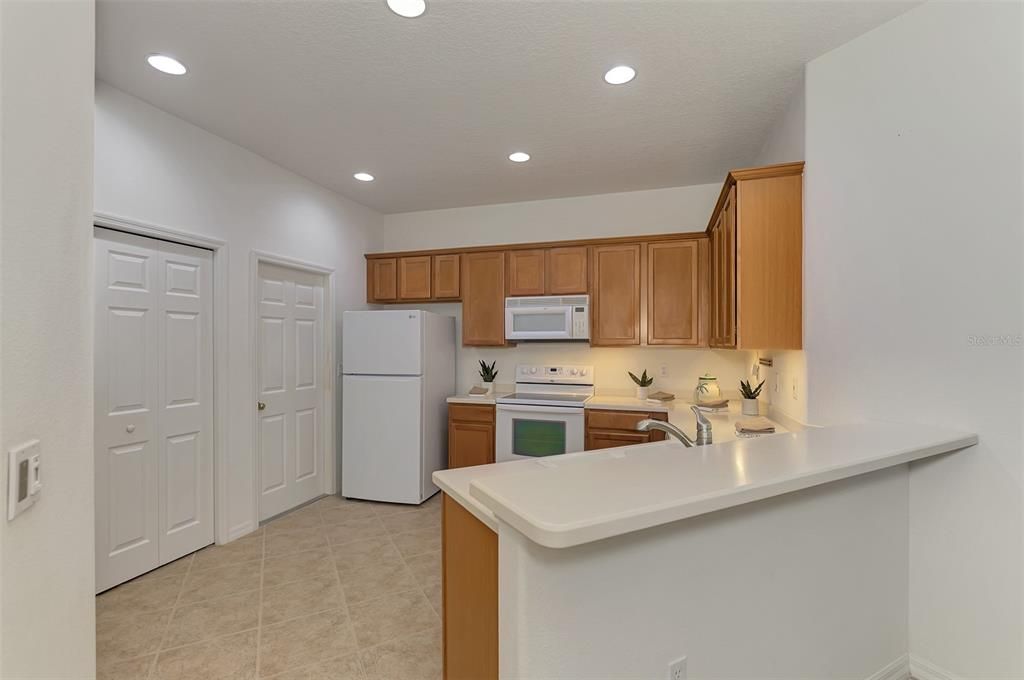 Active With Contract: $319,000 (2 beds, 2 baths, 1366 Square Feet)