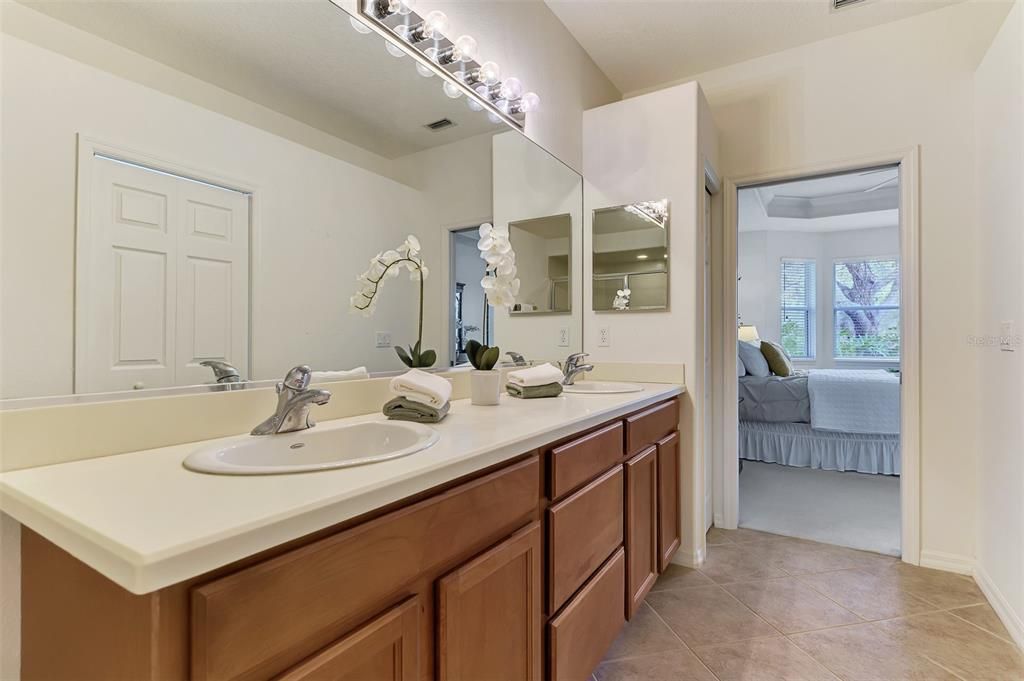 Active With Contract: $319,000 (2 beds, 2 baths, 1366 Square Feet)