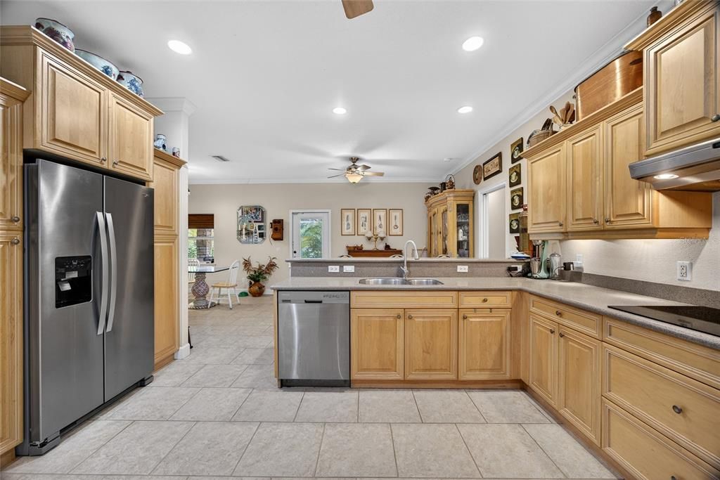 For Sale: $899,900 (5 beds, 2 baths, 3645 Square Feet)
