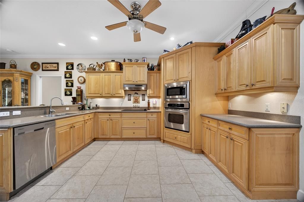 For Sale: $899,900 (5 beds, 2 baths, 3645 Square Feet)