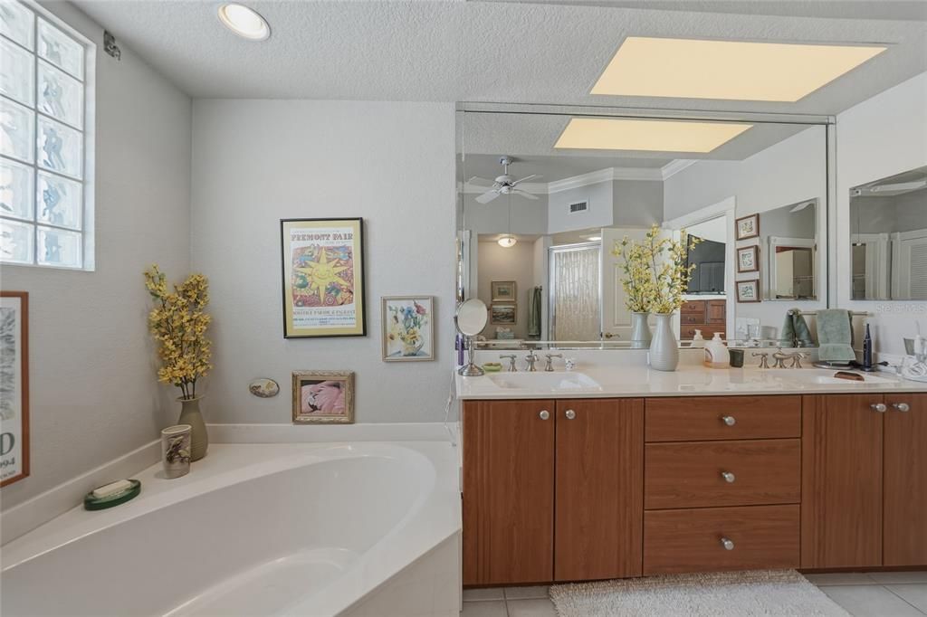 En Venta: $1,200,000 (3 camas, 2 baños, 2399 Pies cuadrados)