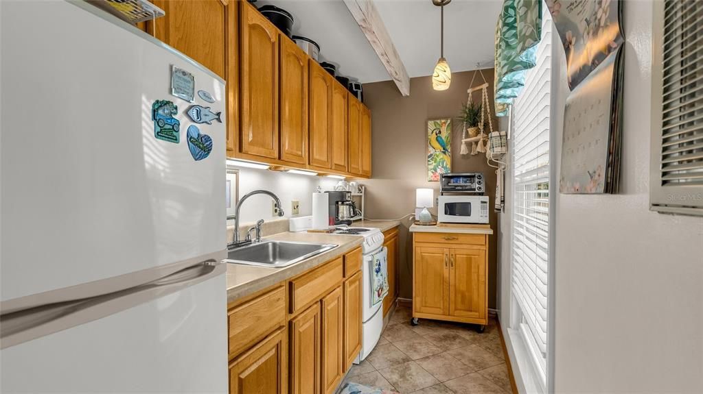 For Sale: $160,000 (1 beds, 1 baths, 648 Square Feet)