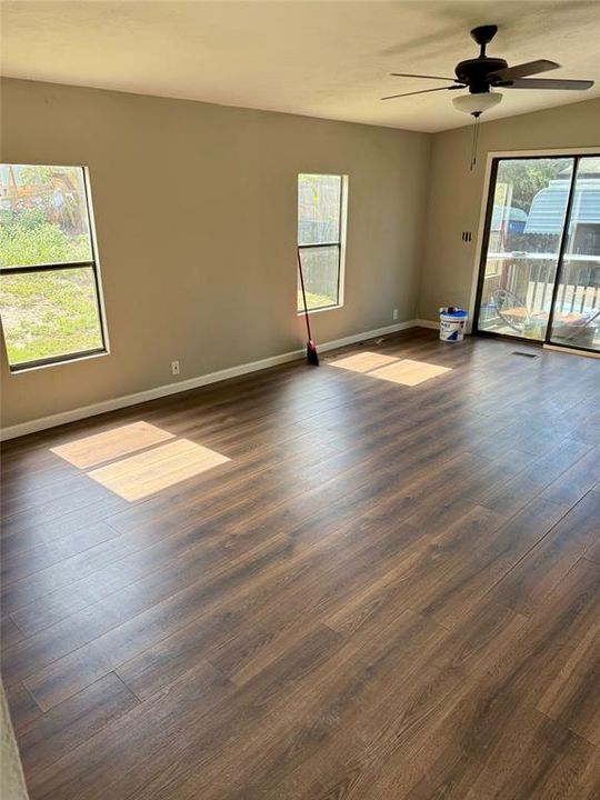 Active With Contract: $124,900 (2 beds, 2 baths, 1127 Square Feet)