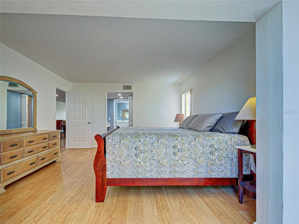 待售: $229,900 (2 贝兹, 2 浴室, 1110 平方英尺)