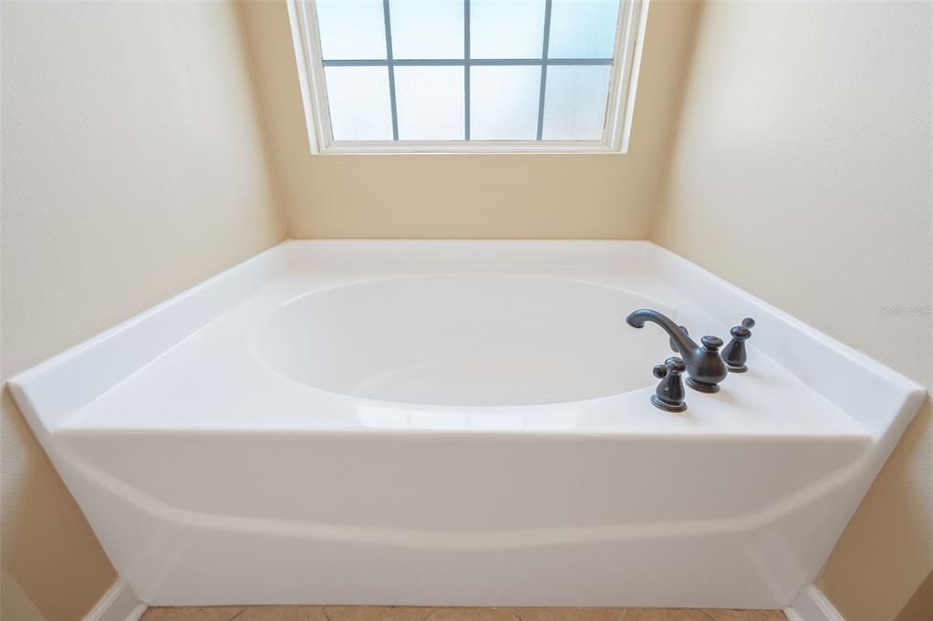For Sale: $389,900 (4 beds, 2 baths, 2757 Square Feet)
