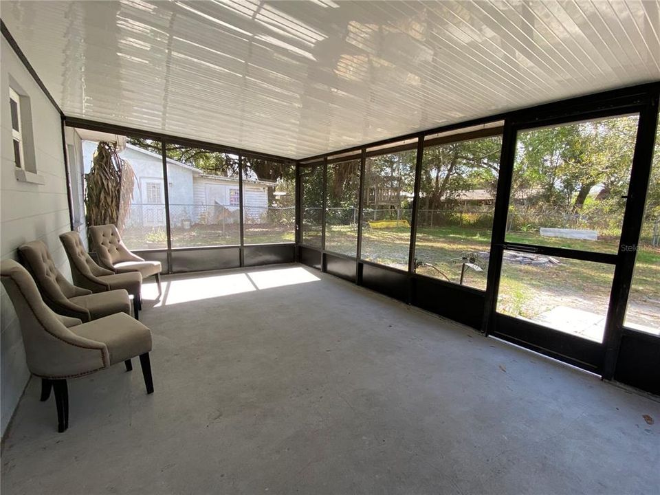 For Sale: $230,000 (2 beds, 1 baths, 1064 Square Feet)