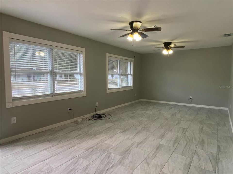 For Sale: $230,000 (2 beds, 1 baths, 1064 Square Feet)