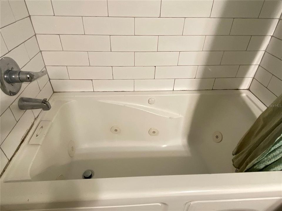 For Sale: $230,000 (2 beds, 1 baths, 1064 Square Feet)