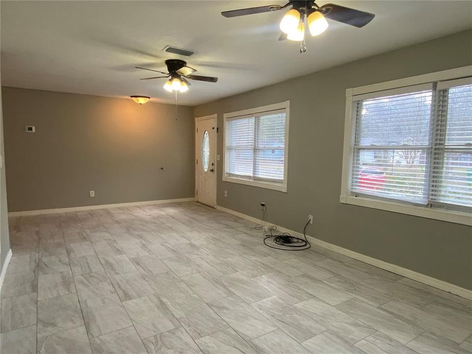 For Sale: $230,000 (2 beds, 1 baths, 1064 Square Feet)