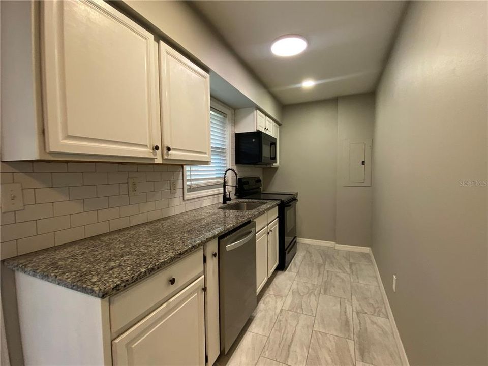 For Sale: $230,000 (2 beds, 1 baths, 1064 Square Feet)
