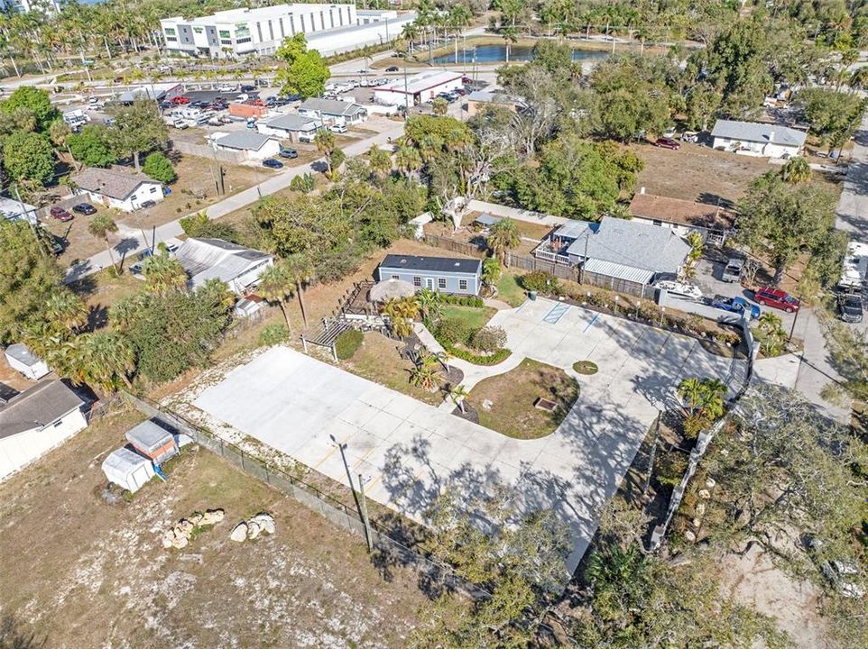 На продажу: $1,700,000 (1.11 acres)