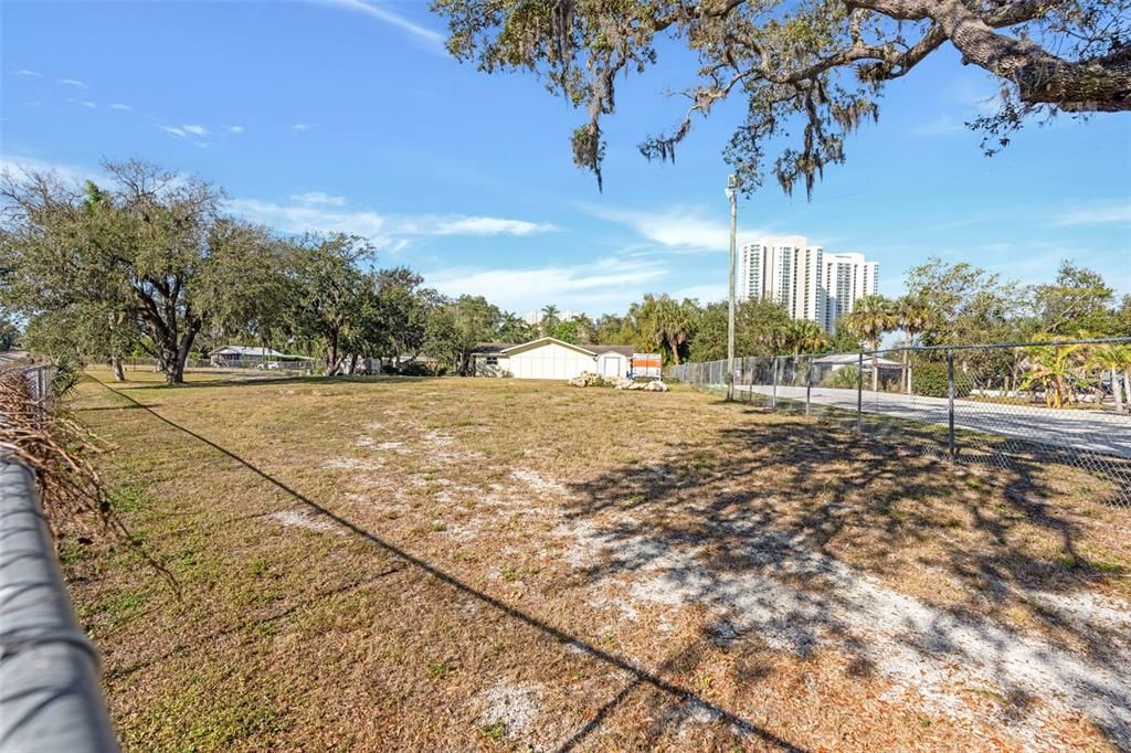 На продажу: $1,700,000 (1.11 acres)