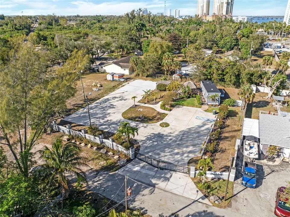 На продажу: $1,700,000 (1.11 acres)