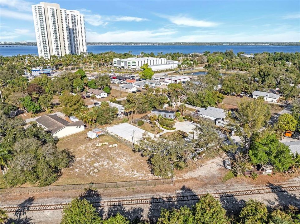 На продажу: $1,700,000 (1.11 acres)