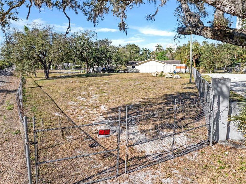 На продажу: $1,700,000 (1.11 acres)