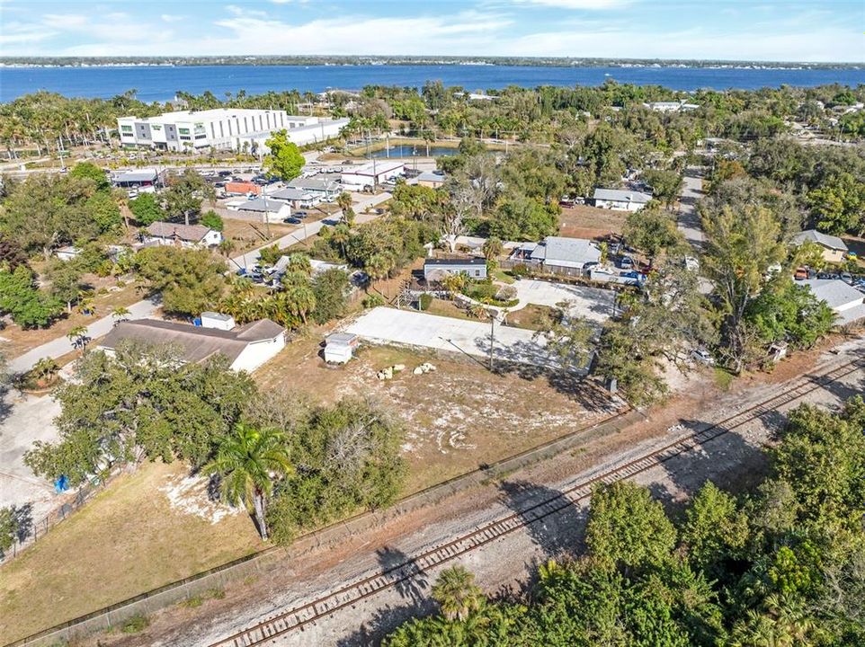 На продажу: $1,700,000 (1.11 acres)