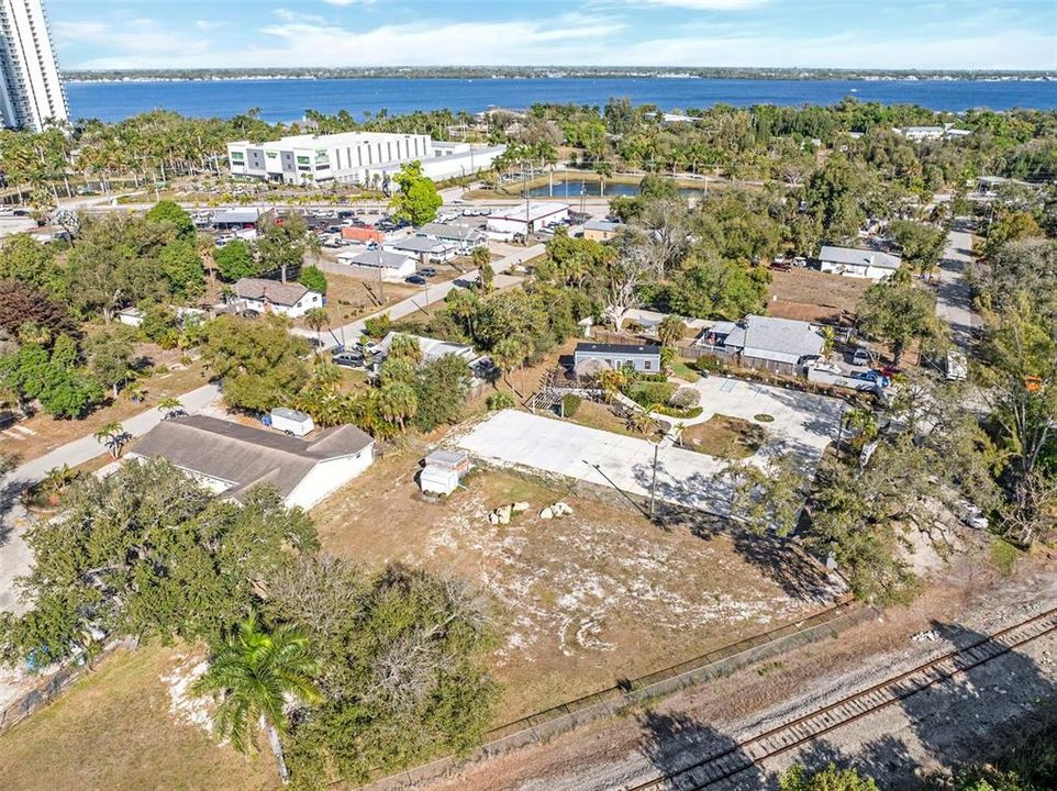 На продажу: $1,700,000 (1.11 acres)