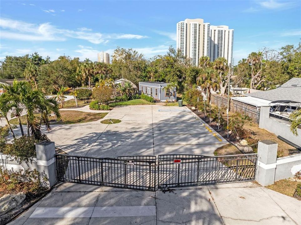 На продажу: $1,700,000 (1.11 acres)