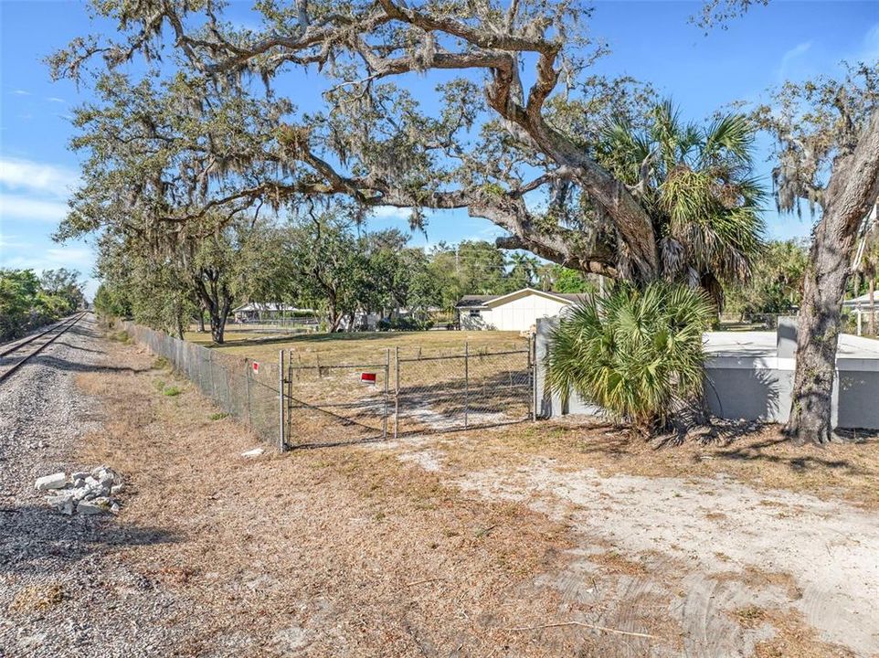 На продажу: $1,700,000 (1.11 acres)